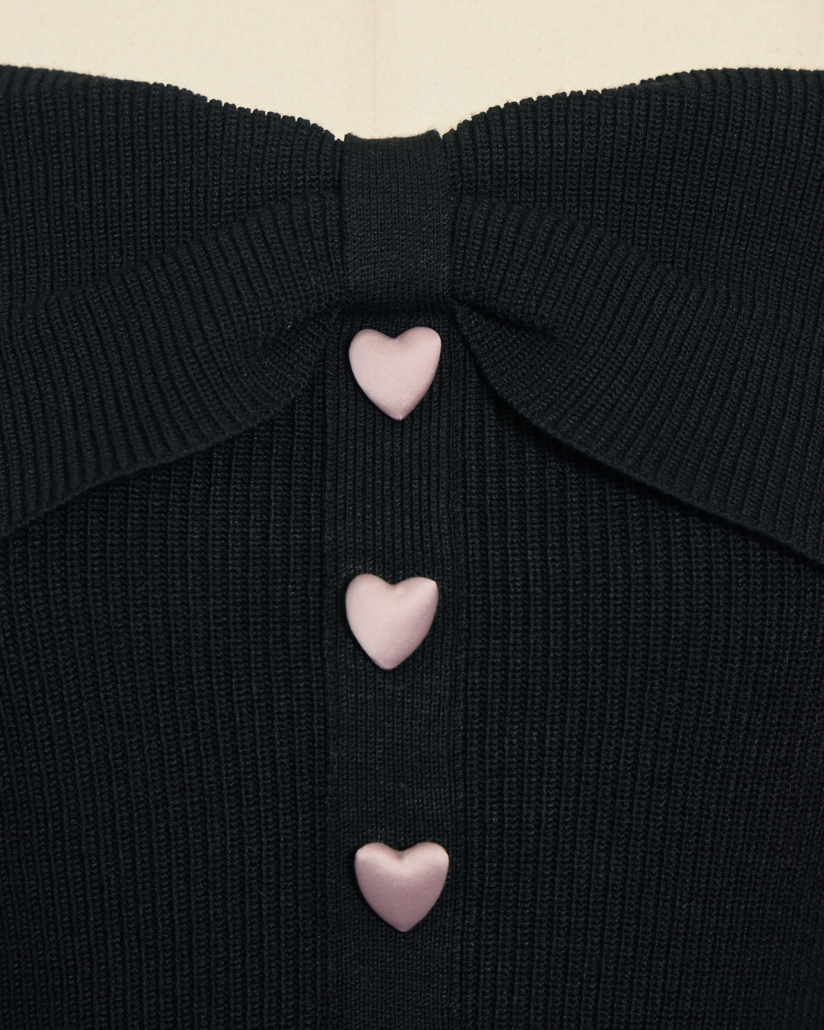 ハートボタンオフショルリボンニット