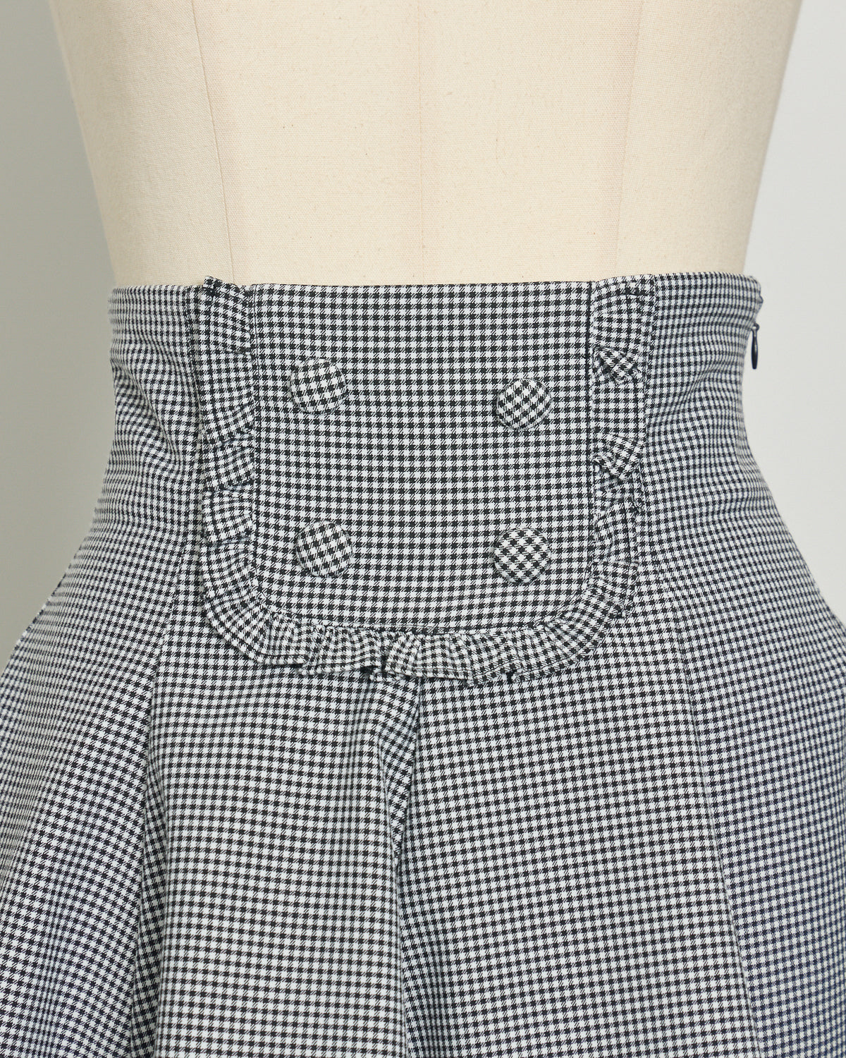 くるみボタンフリルフレアスカート