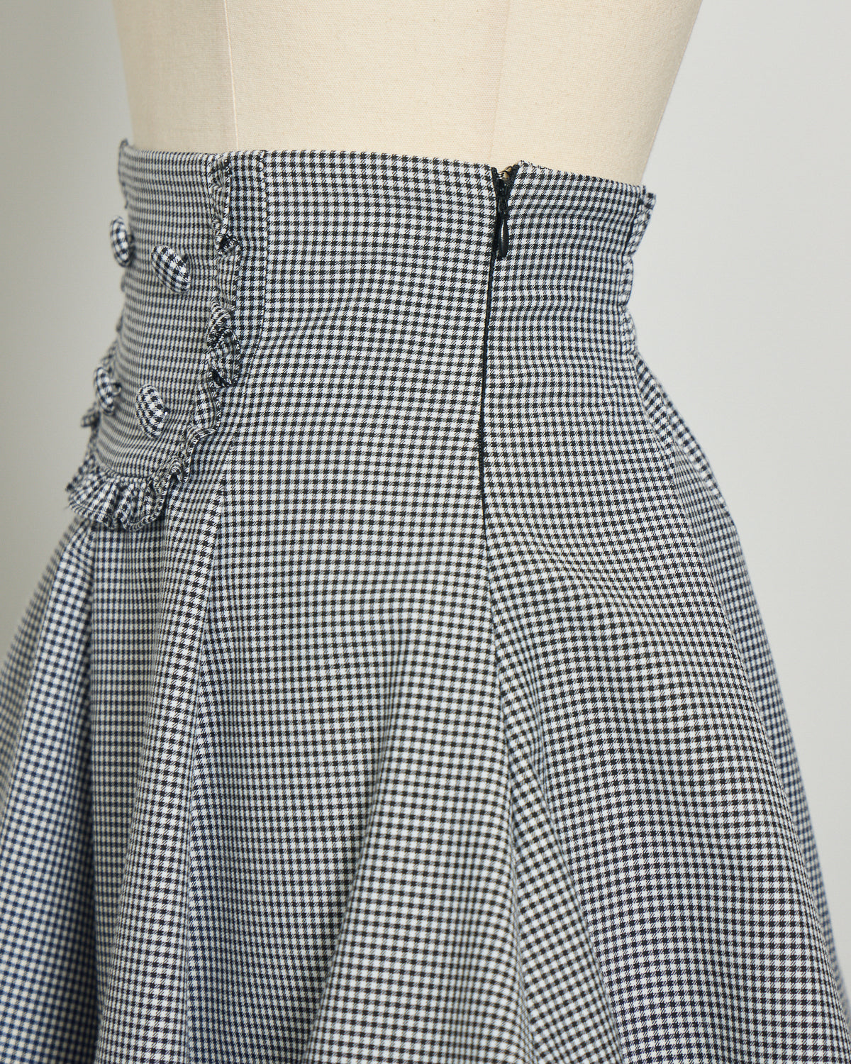 くるみボタンフリルフレアスカート