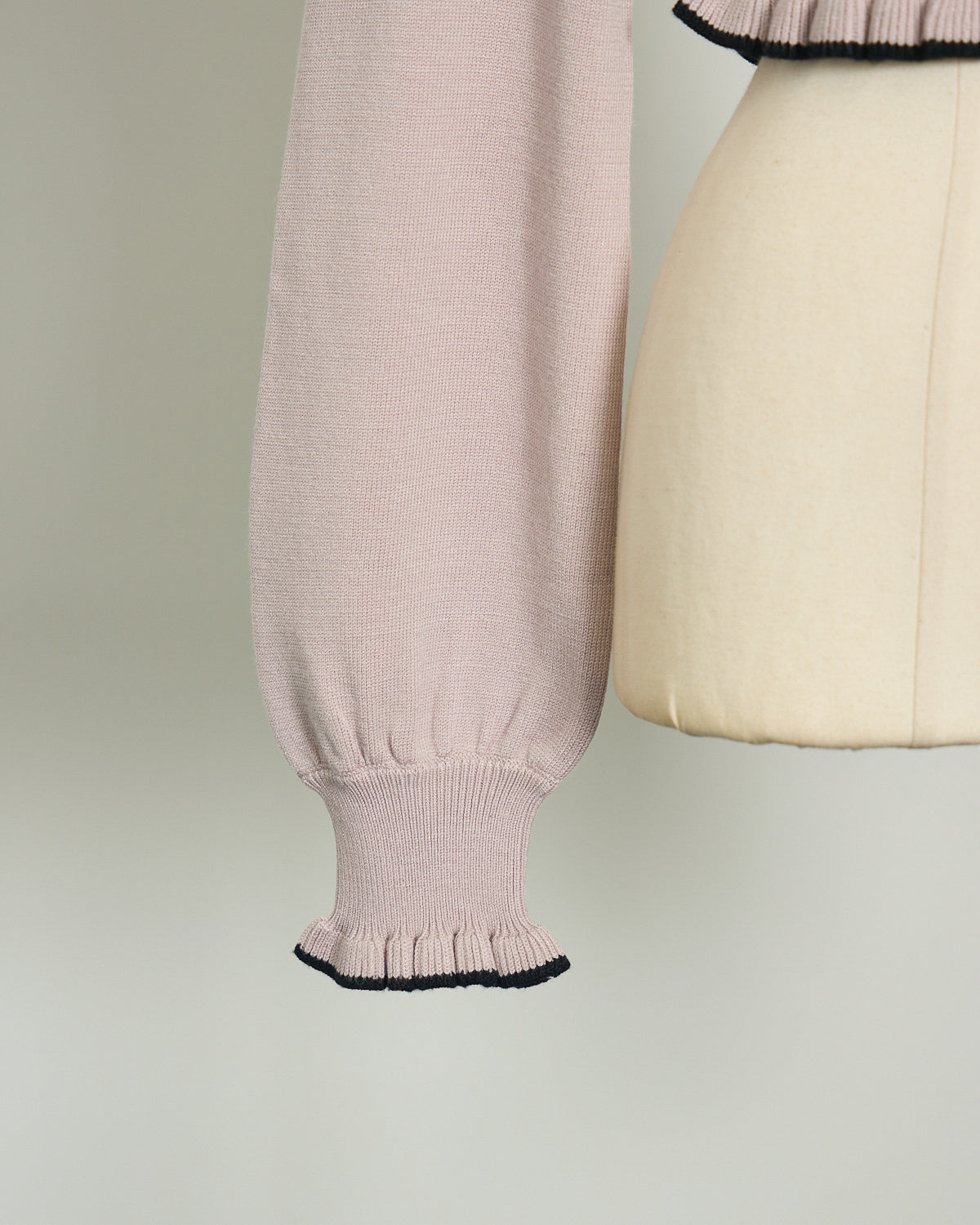 ウエストリブハートボタンニット