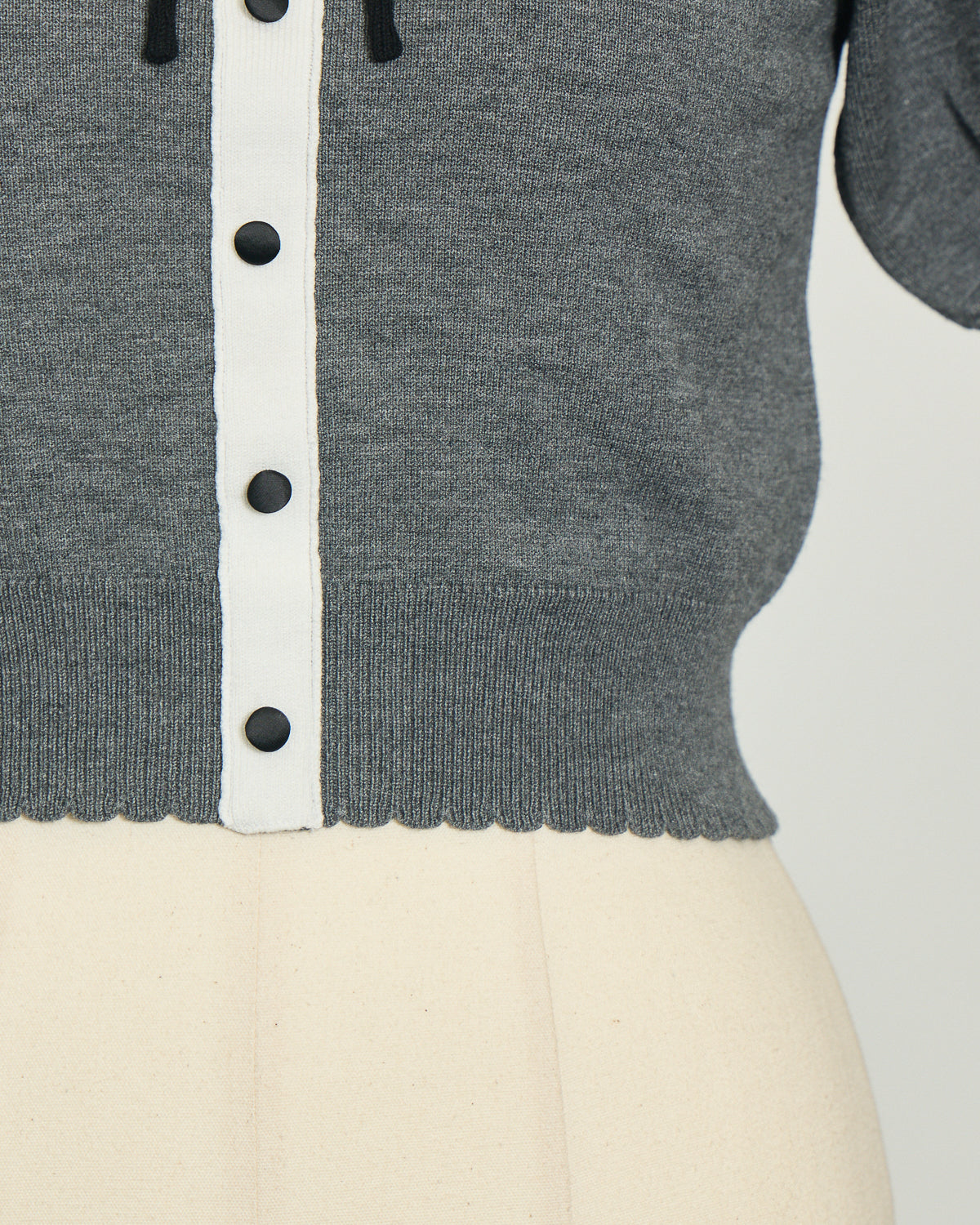 アームウォーマー付きバイカラーリボンニット