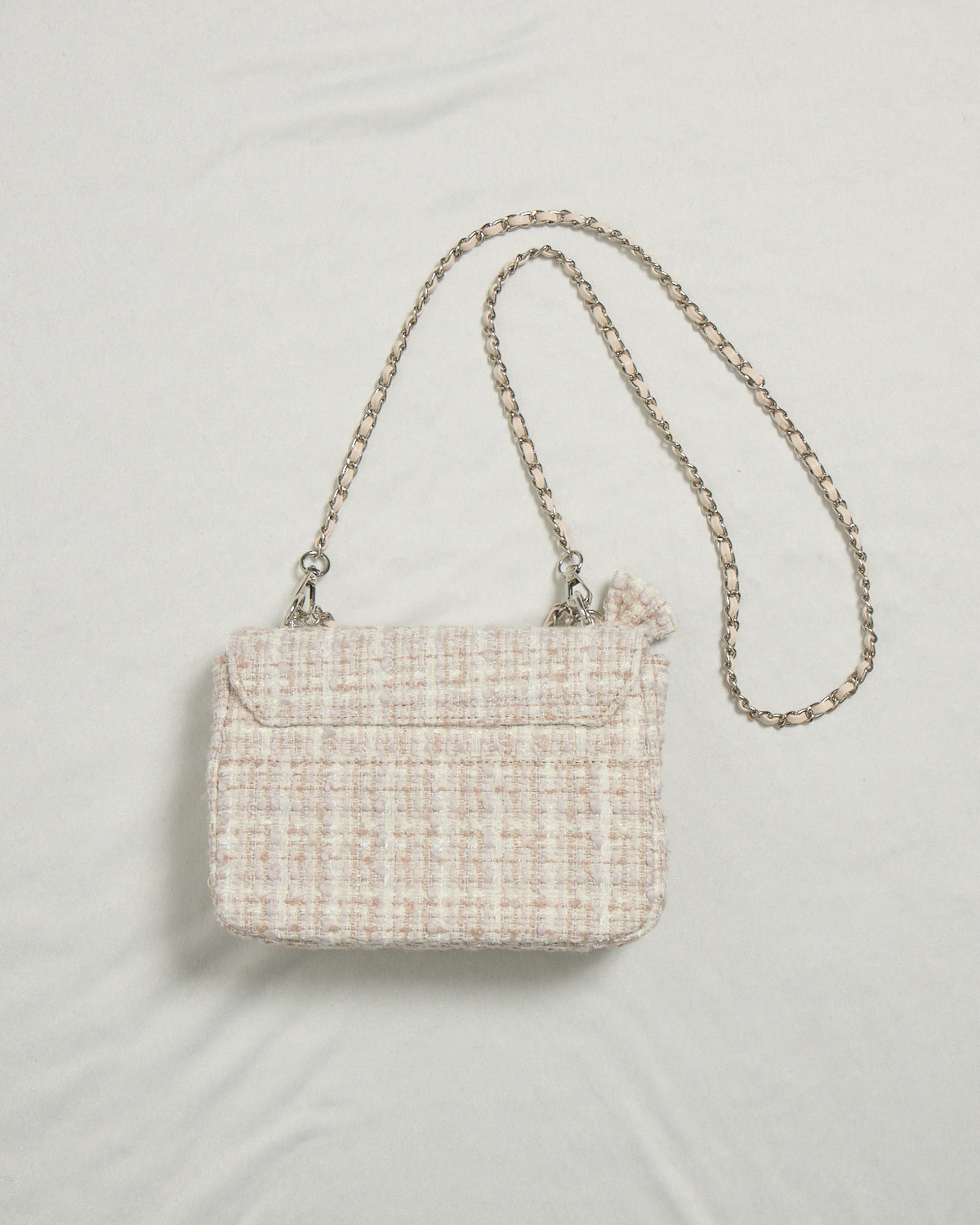 リボンチャーム付きツイードフラップバッグ