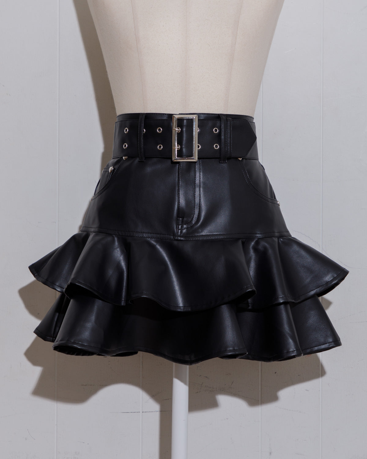 ベルト付きティアードレザースカート