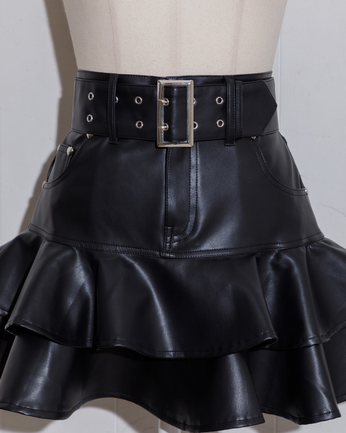 ベルト付きティアードレザースカート
