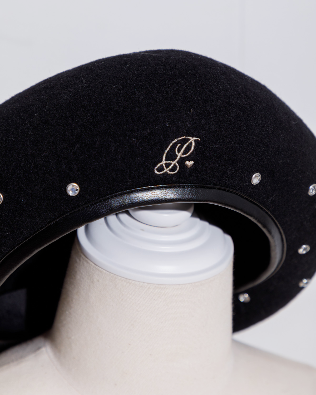 piumロゴビジュースタッズベレー