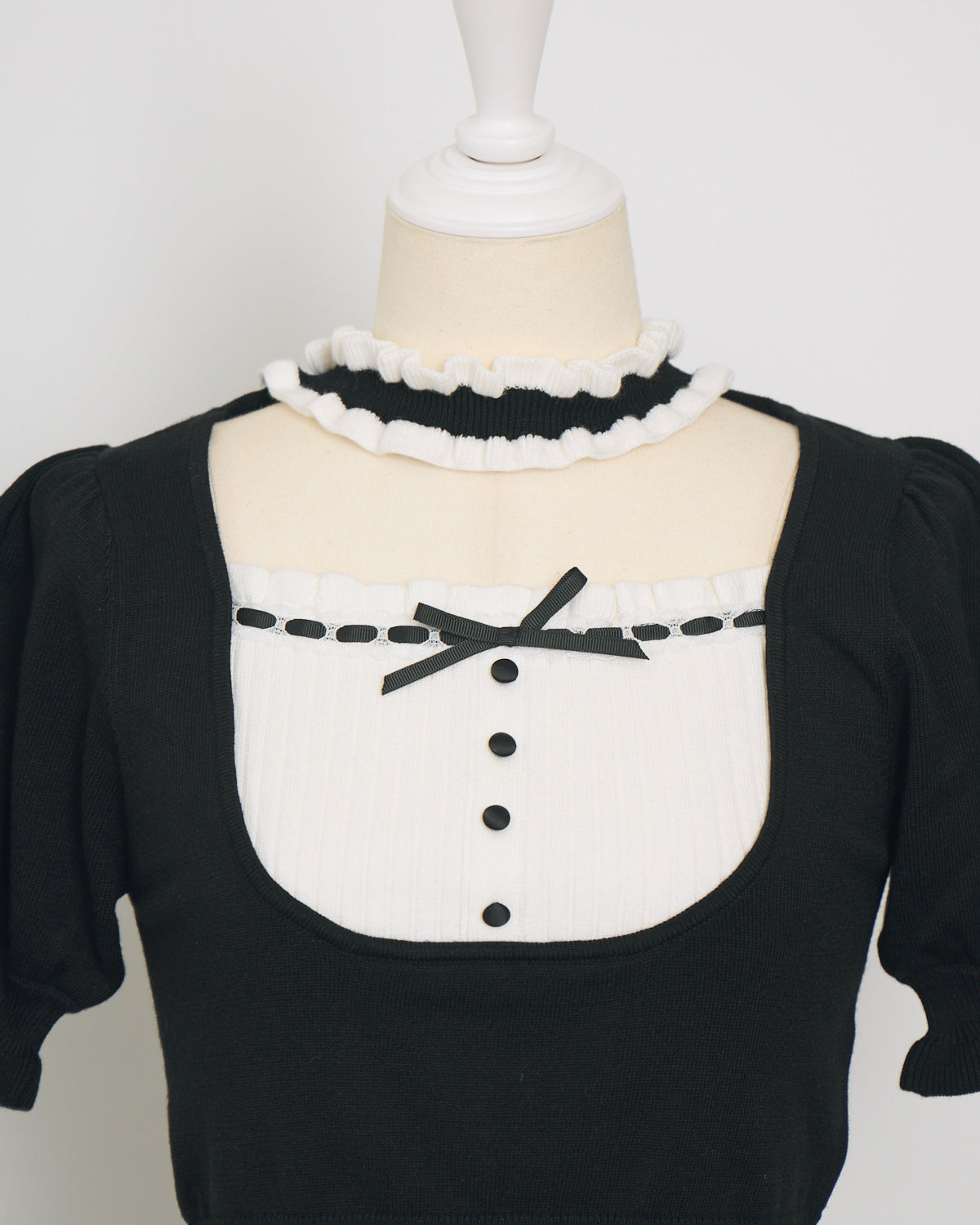 チョーカーフリルヨーク切替ニット