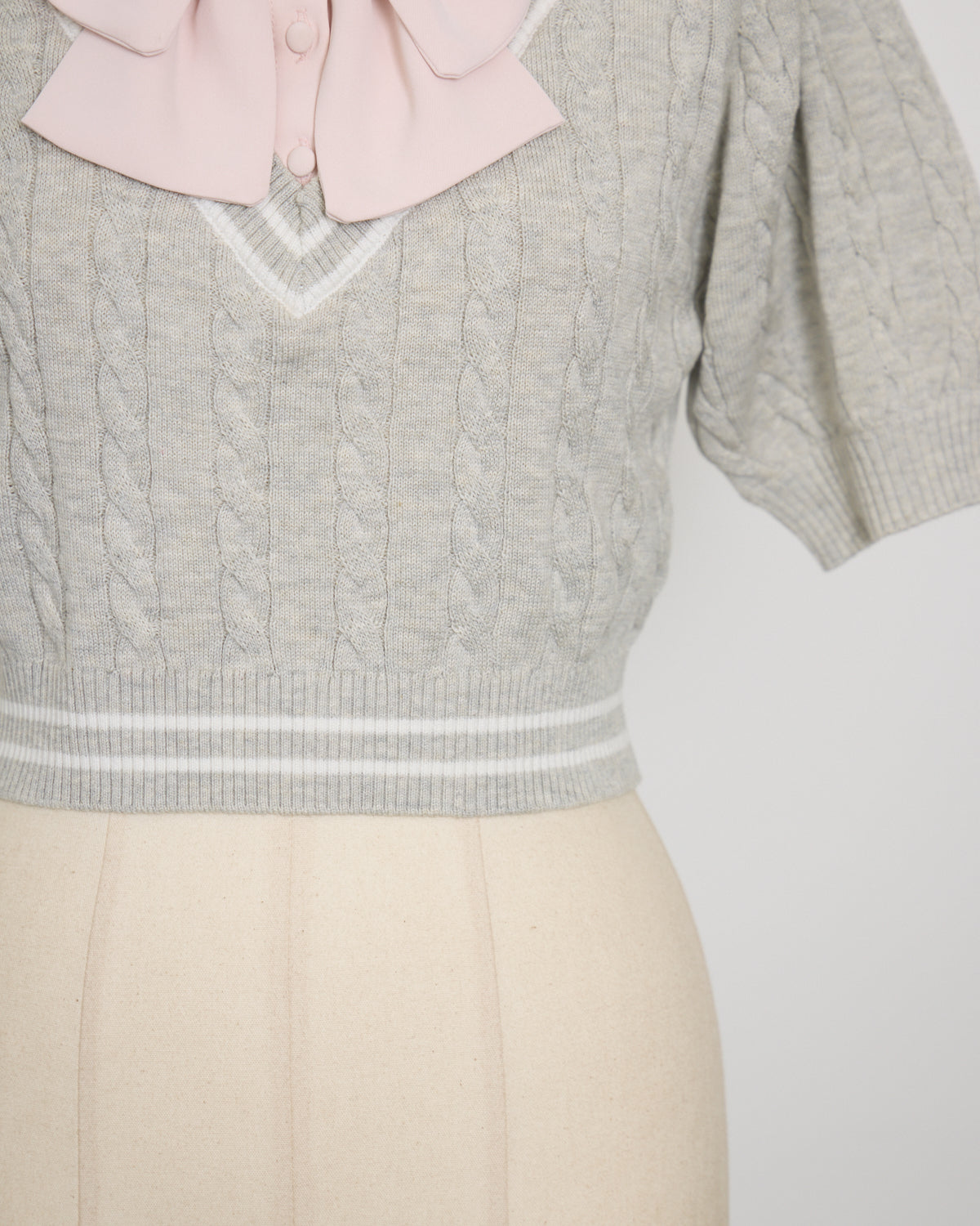 リボンタイ付きレイヤードケーブルニット