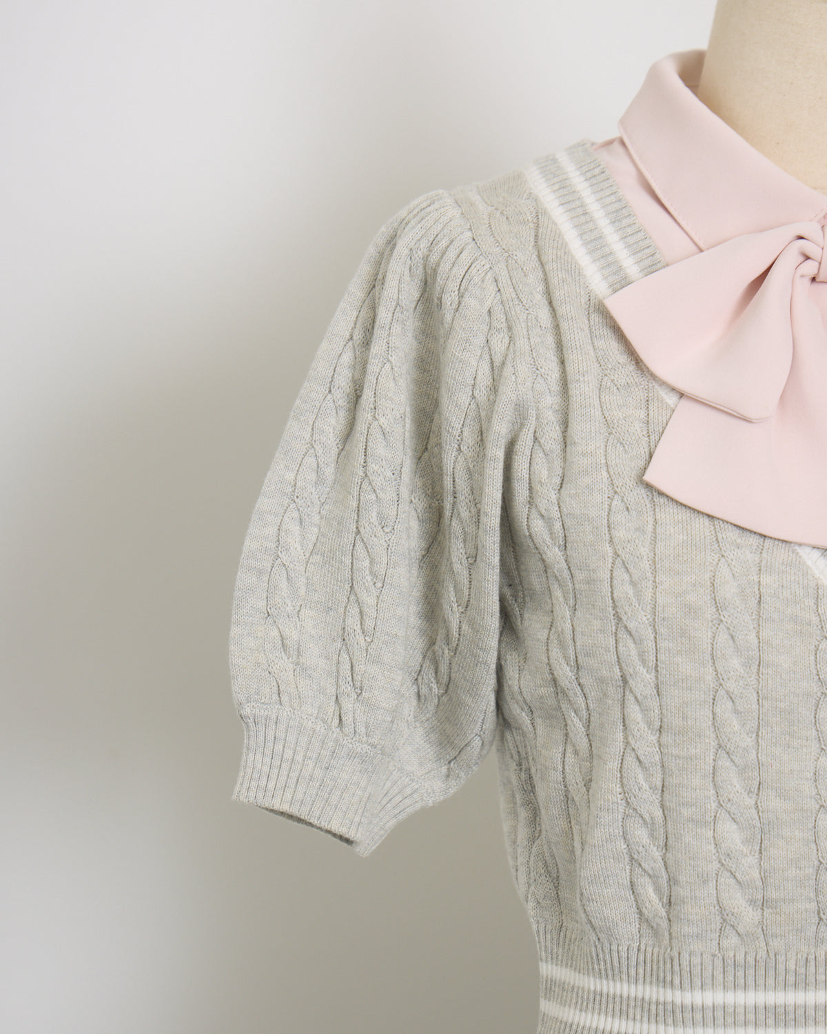 リボンタイ付きレイヤードケーブルニット