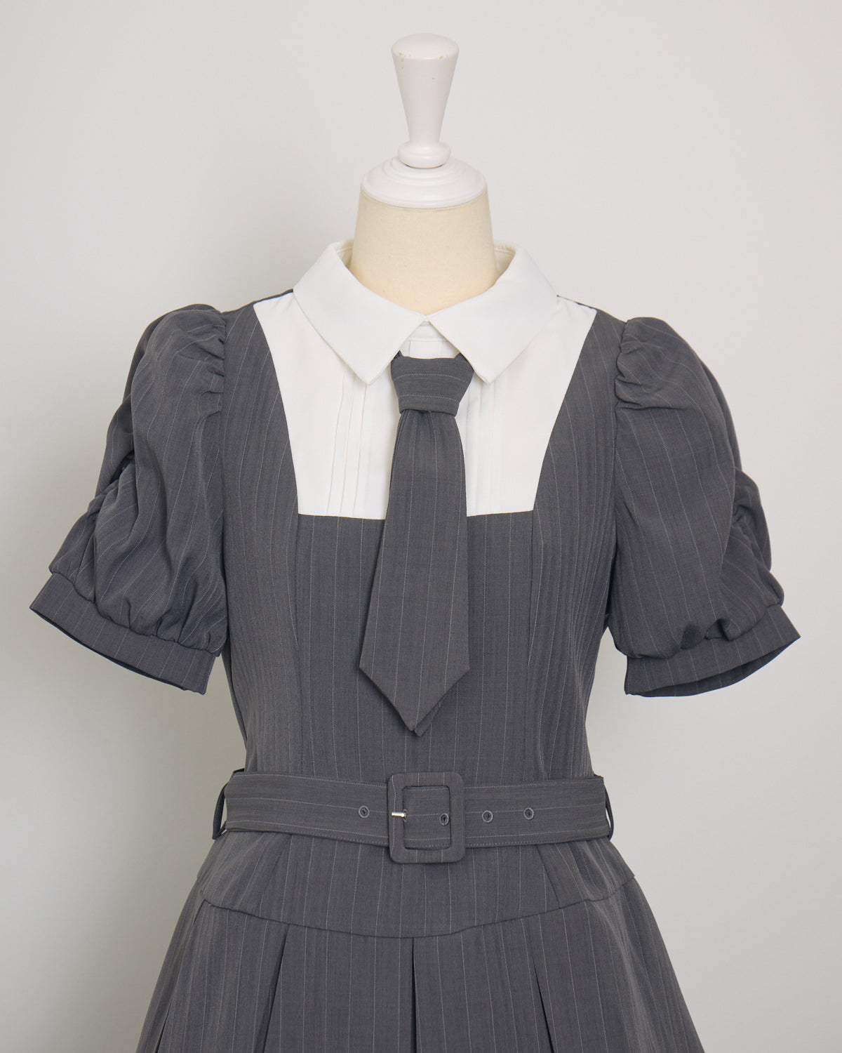 ネクタイ付きプリーツ半袖セットアップ