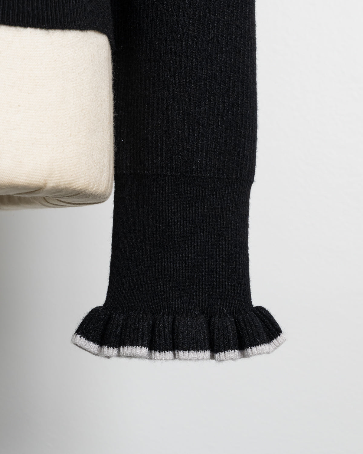 リボン刺繍フリルタートルニット