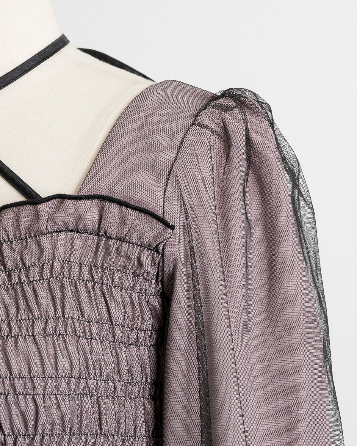 シャーリングチュール長袖フリルブラウス