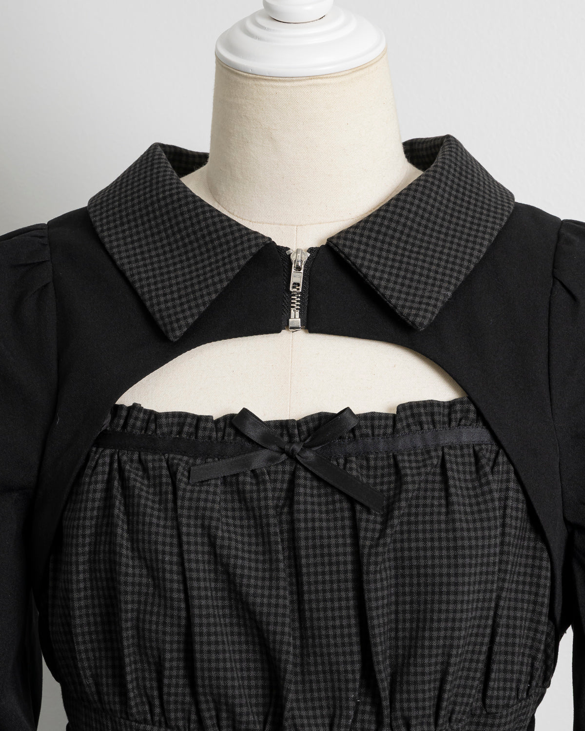 カットアウトレイヤードプリーツミニワンピ