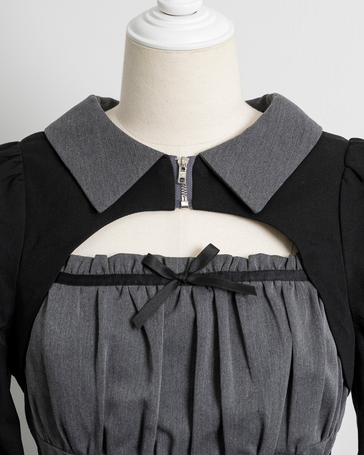 カットアウトレイヤードプリーツミニワンピ