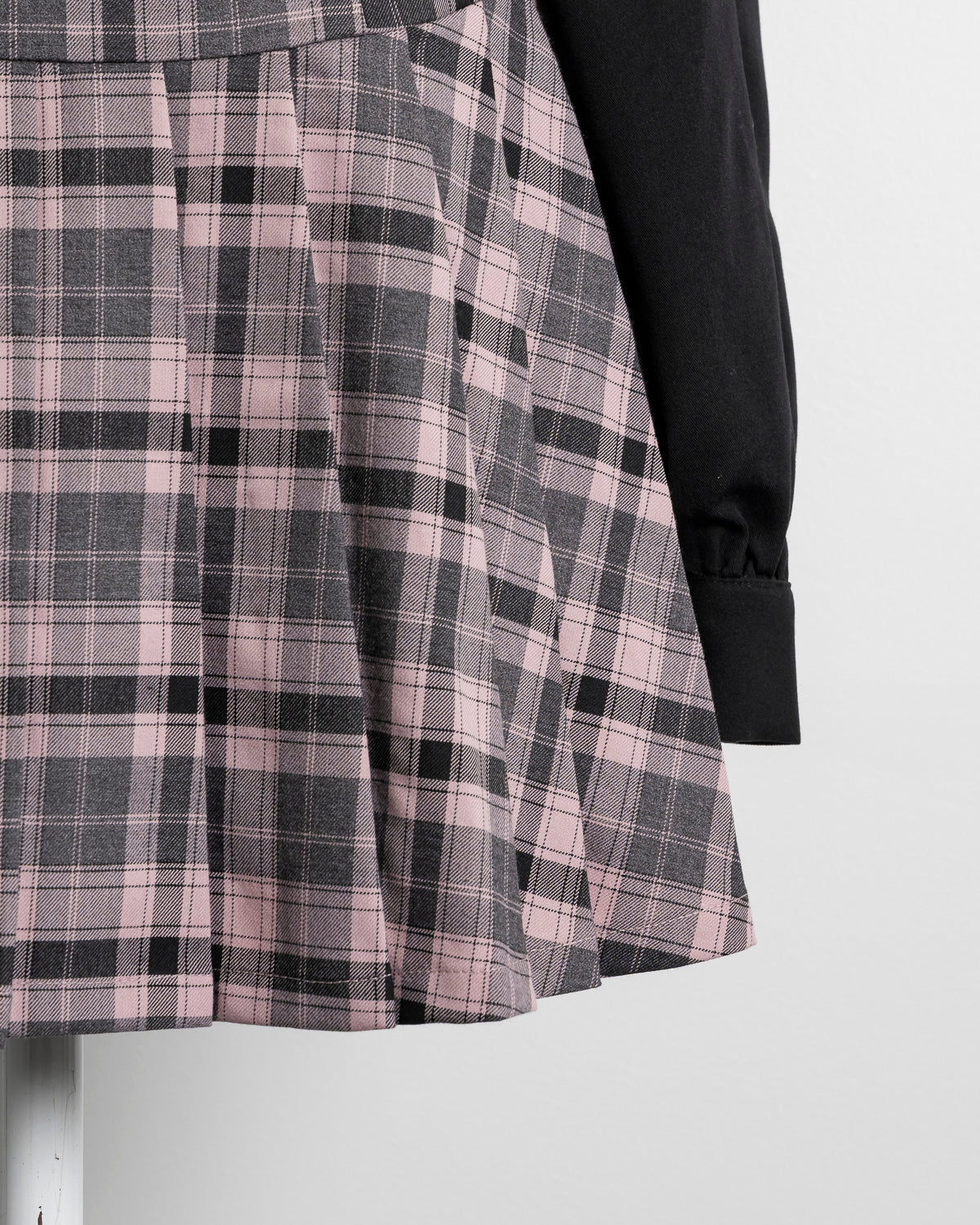 カットアウトレイヤードプリーツミニワンピ