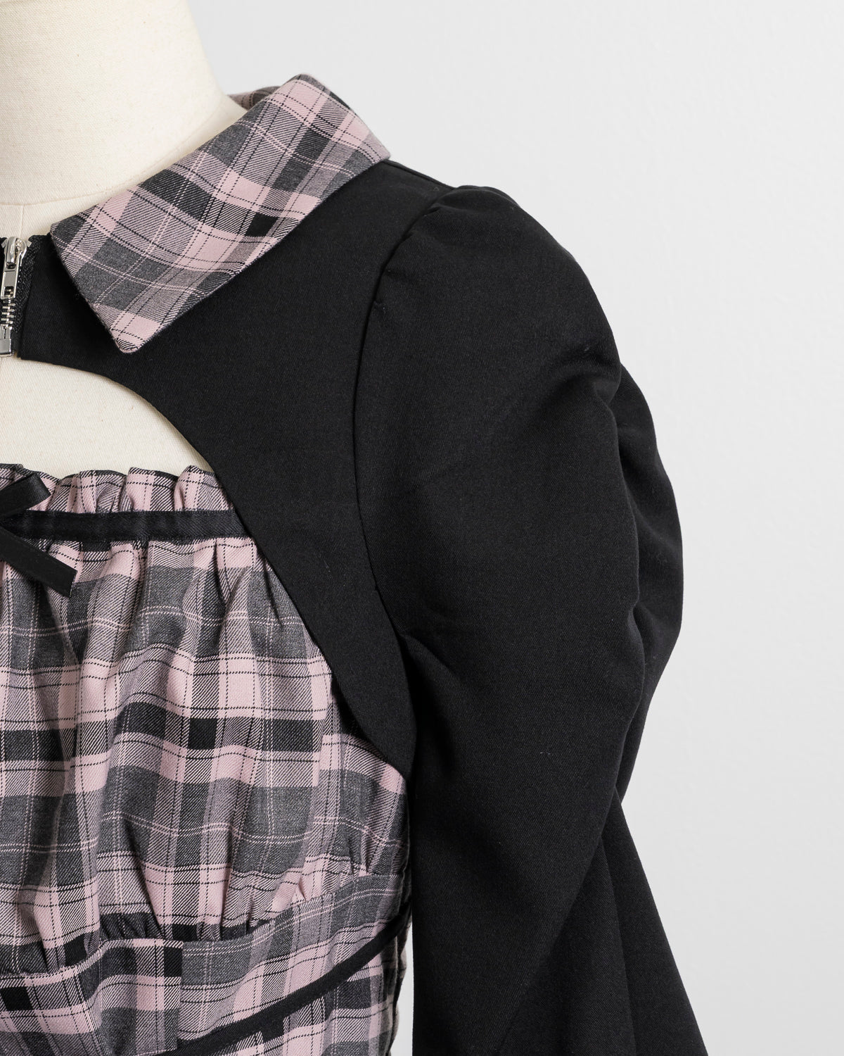 カットアウトレイヤードプリーツミニワンピ