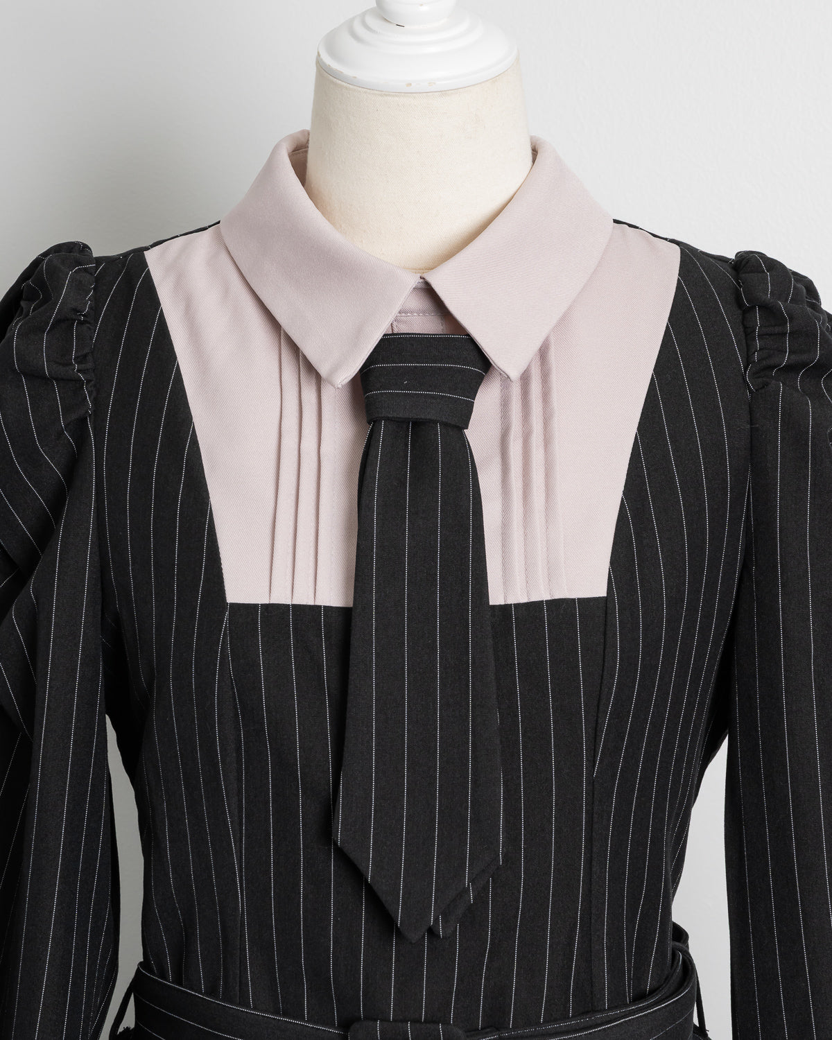 ネクタイ付きプリーツセットアップ