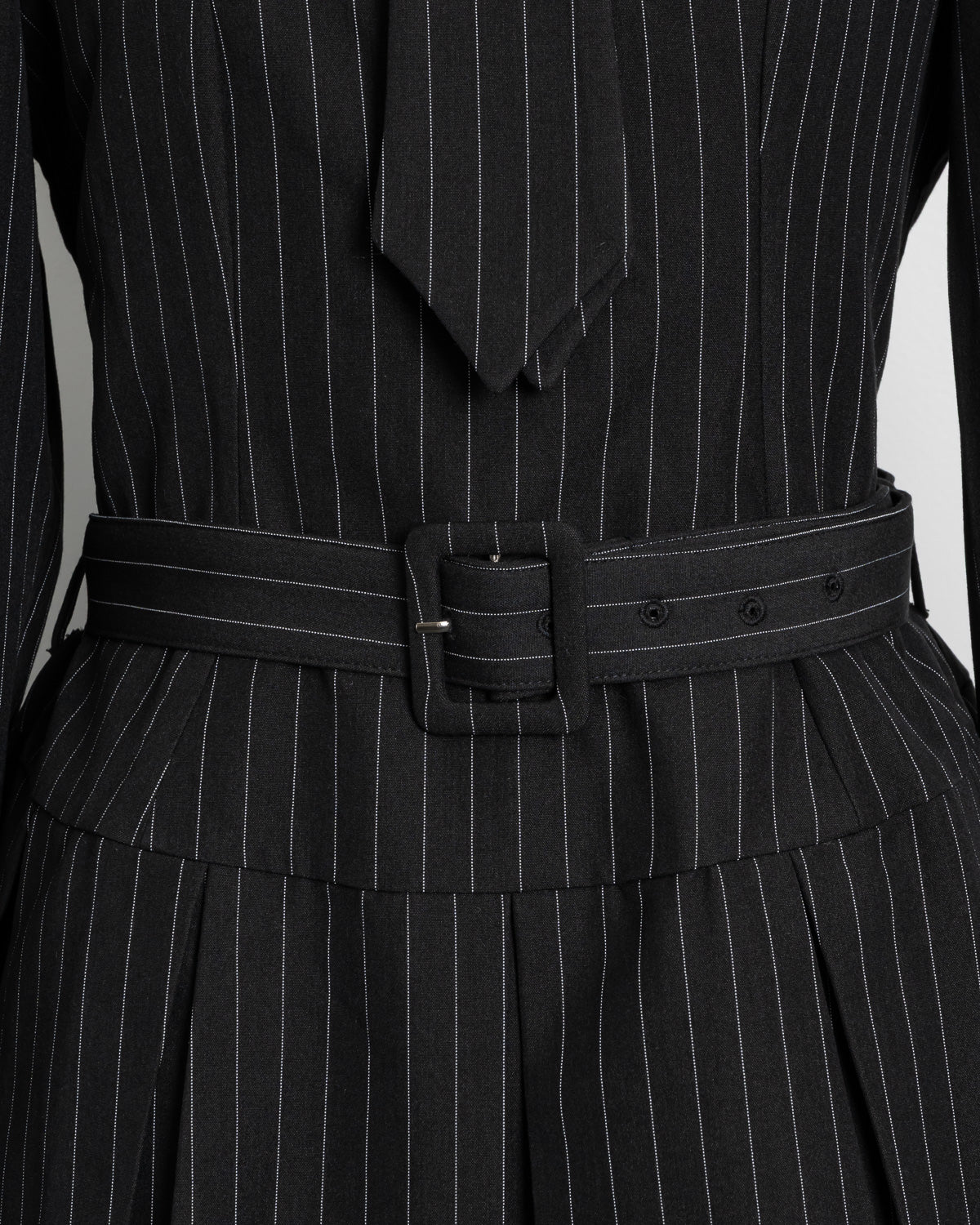 ネクタイ付きプリーツセットアップ