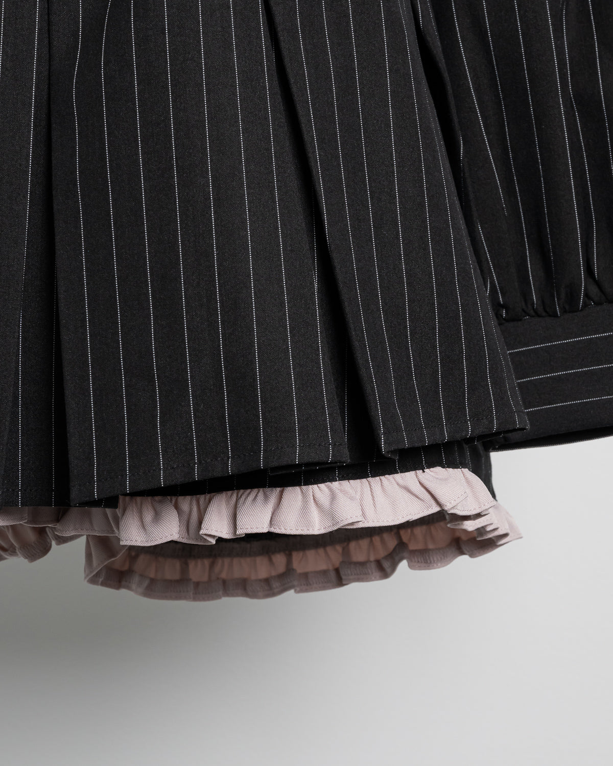 ネクタイ付きプリーツセットアップ