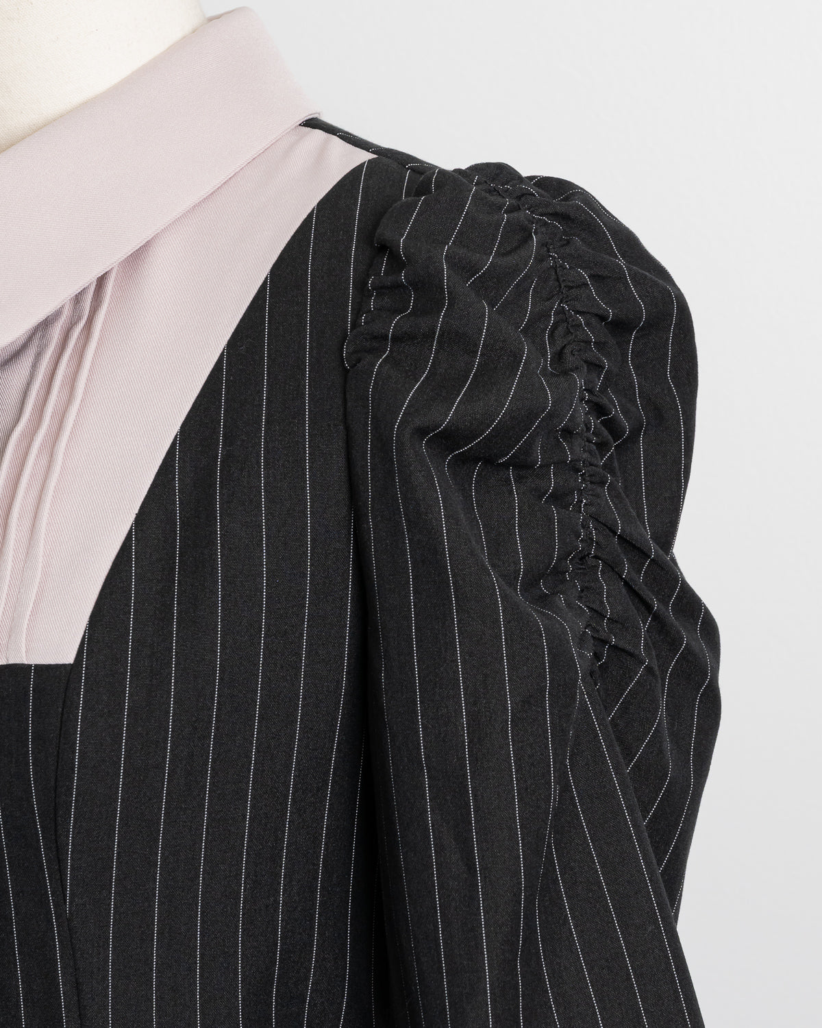 ネクタイ付きプリーツセットアップ