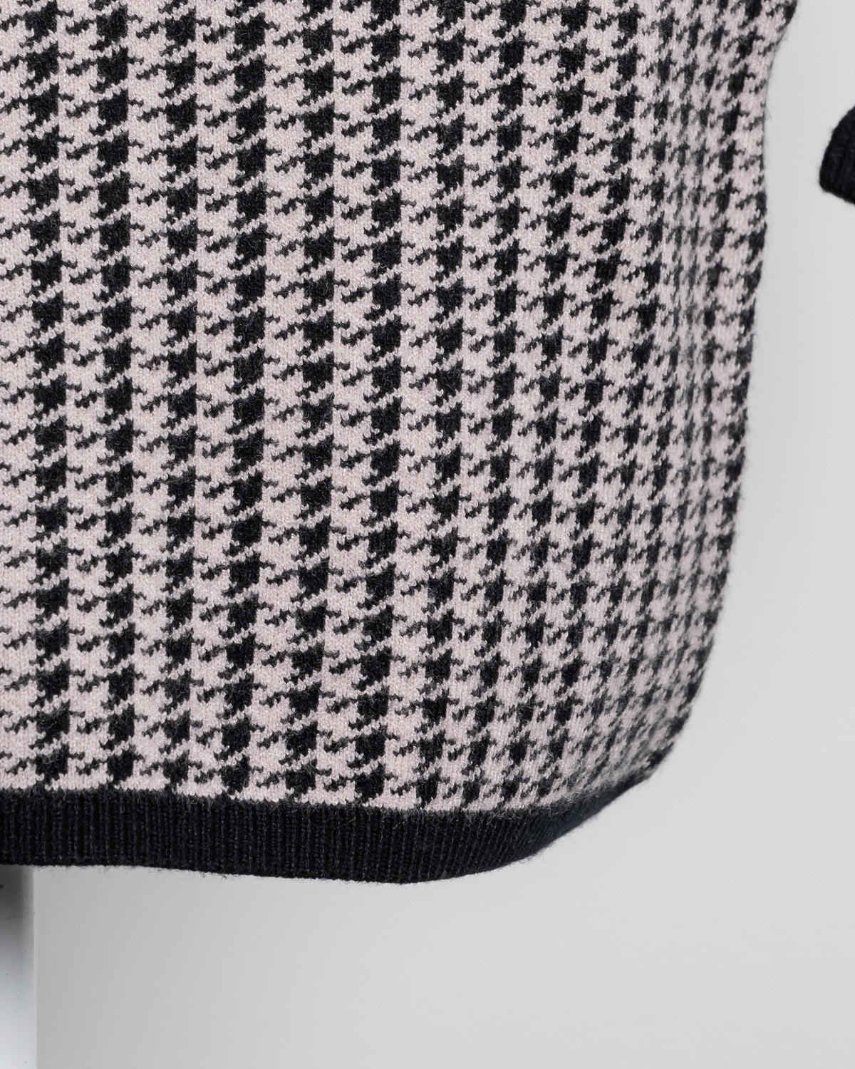 カットアウト千鳥柄ニットワンピース