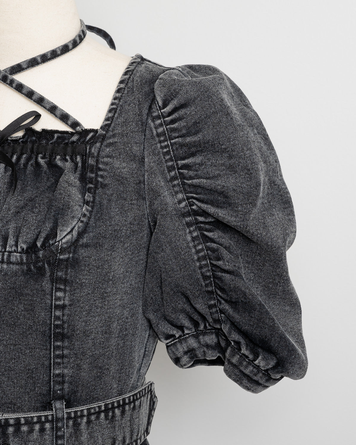 ヨーク切替ベルト付きプリーツミニワンピース