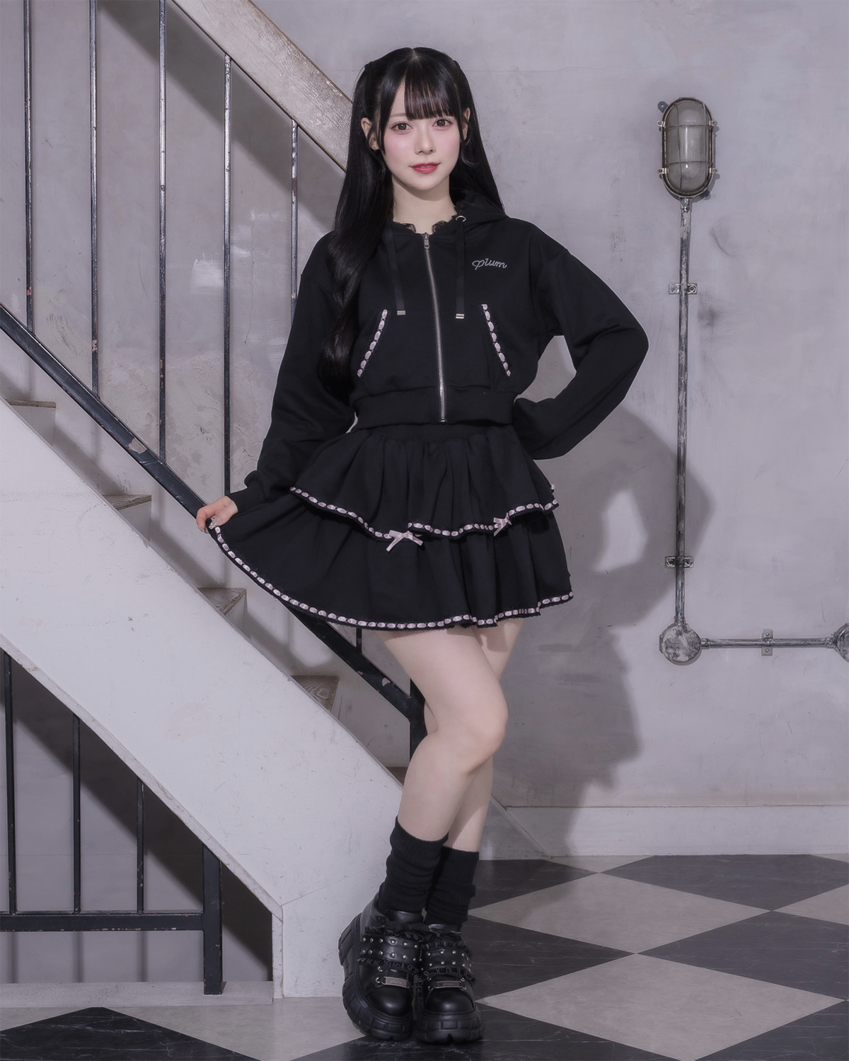 モデル身長:155cm/着用カラー:ブラック×ピンク