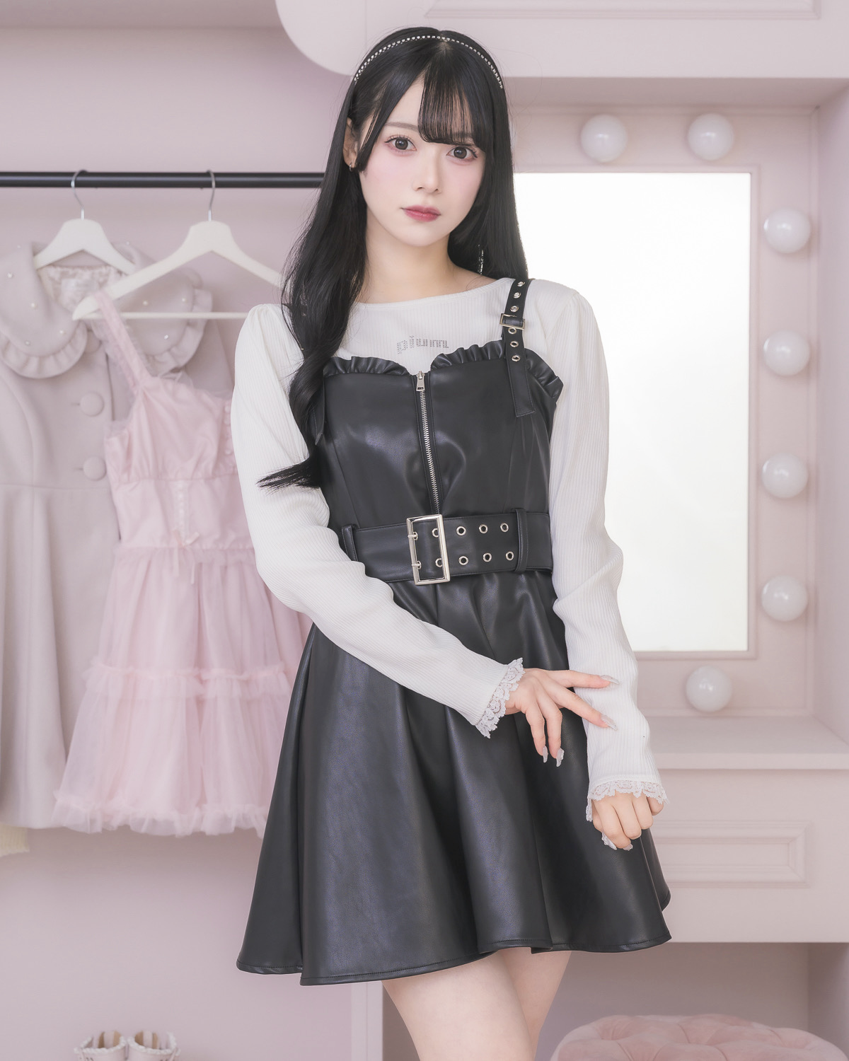 モデル身長:155cm/着用カラー:ブラックレザー