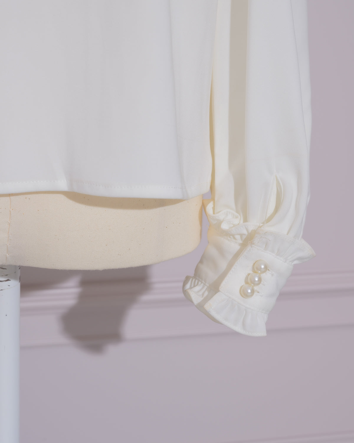 ビジューカラーピンタックフリルブラウス