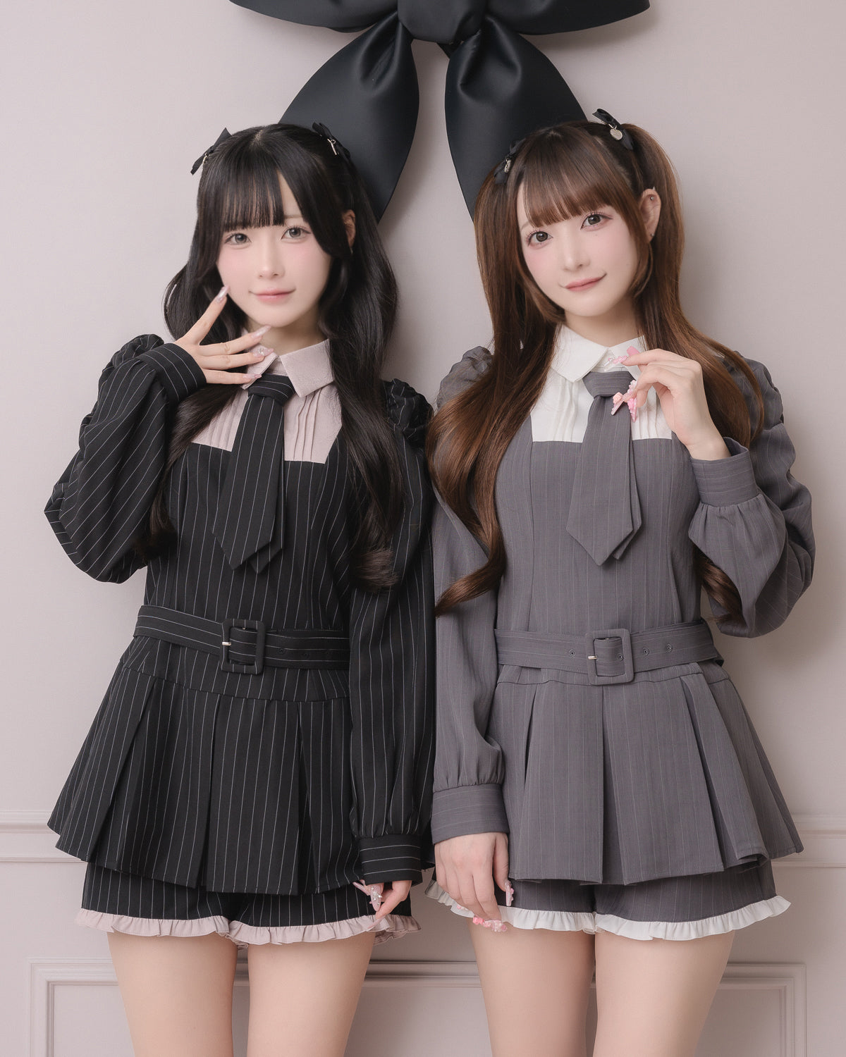 (左)モデル身長:157cm/着用カラー:ブラックストライプ(右)モデル身長:162cm/着用カラー:グレーストライプ