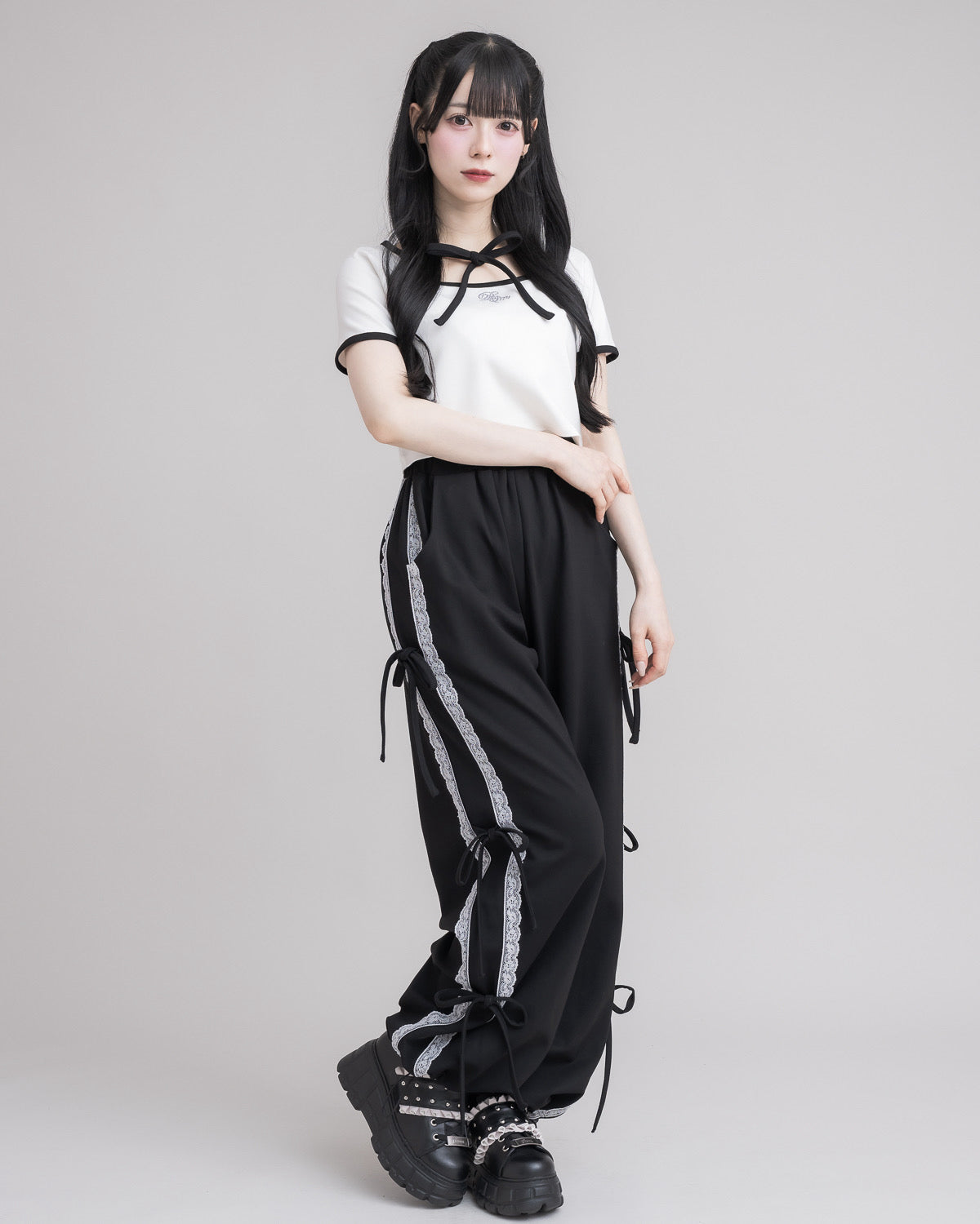 モデル身長:155cm/着用カラー:ホワイト×ブラック