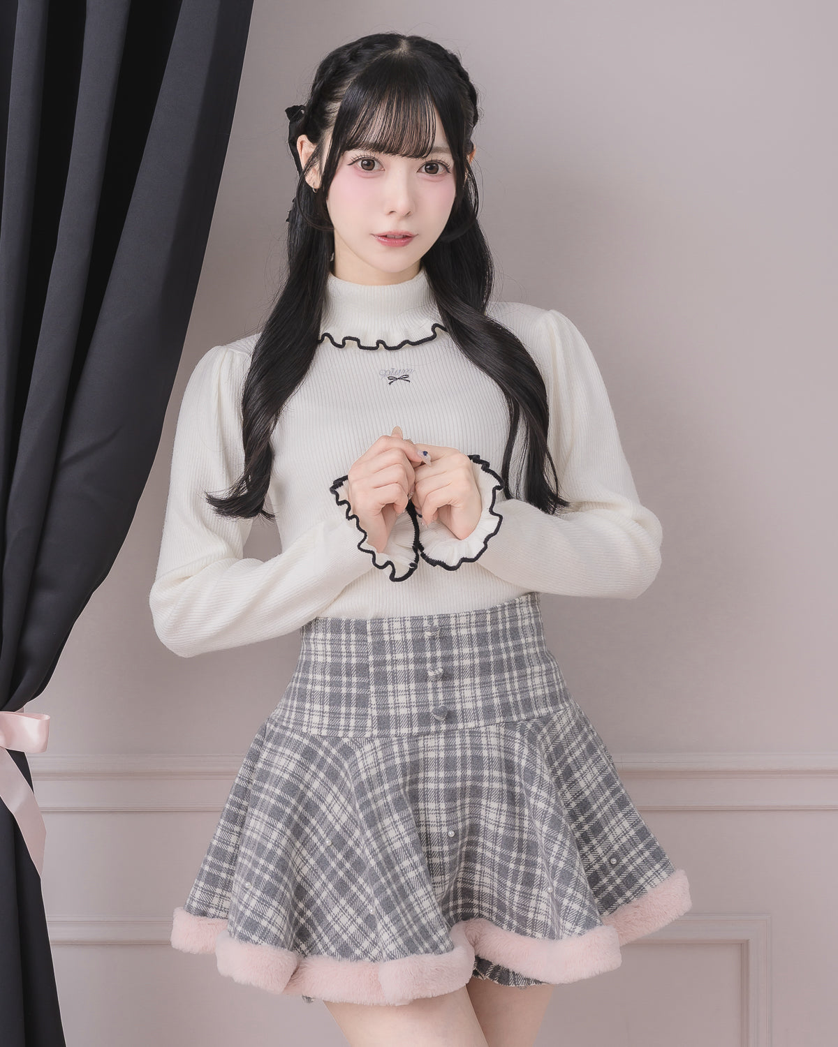 モデル身長:155cm/着用カラー:ホワイト×ブラック