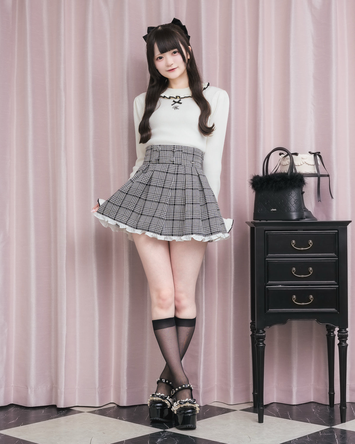 モデル身長:155cm/着用カラー:ホワイト×ブラック