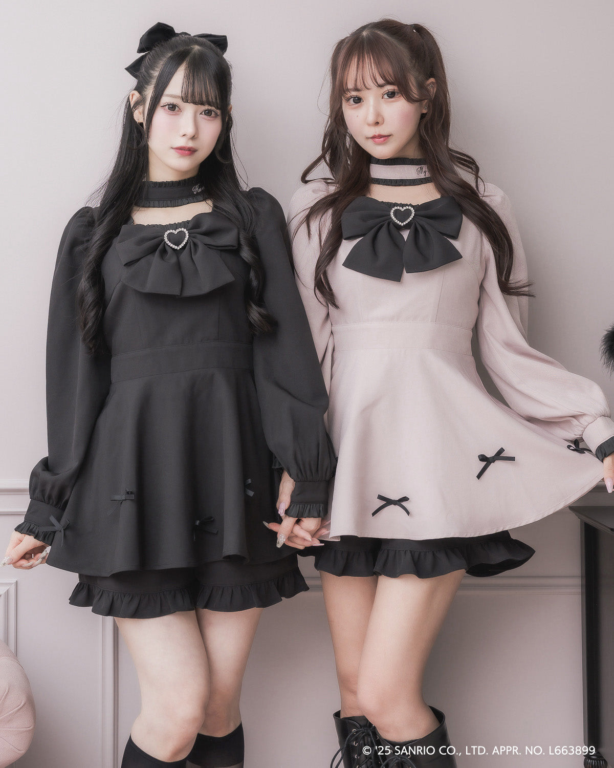 (左)モデル身長:155cm/着用カラー:クロミ(右)モデル身長:157cm/着用カラー:マイメロディ