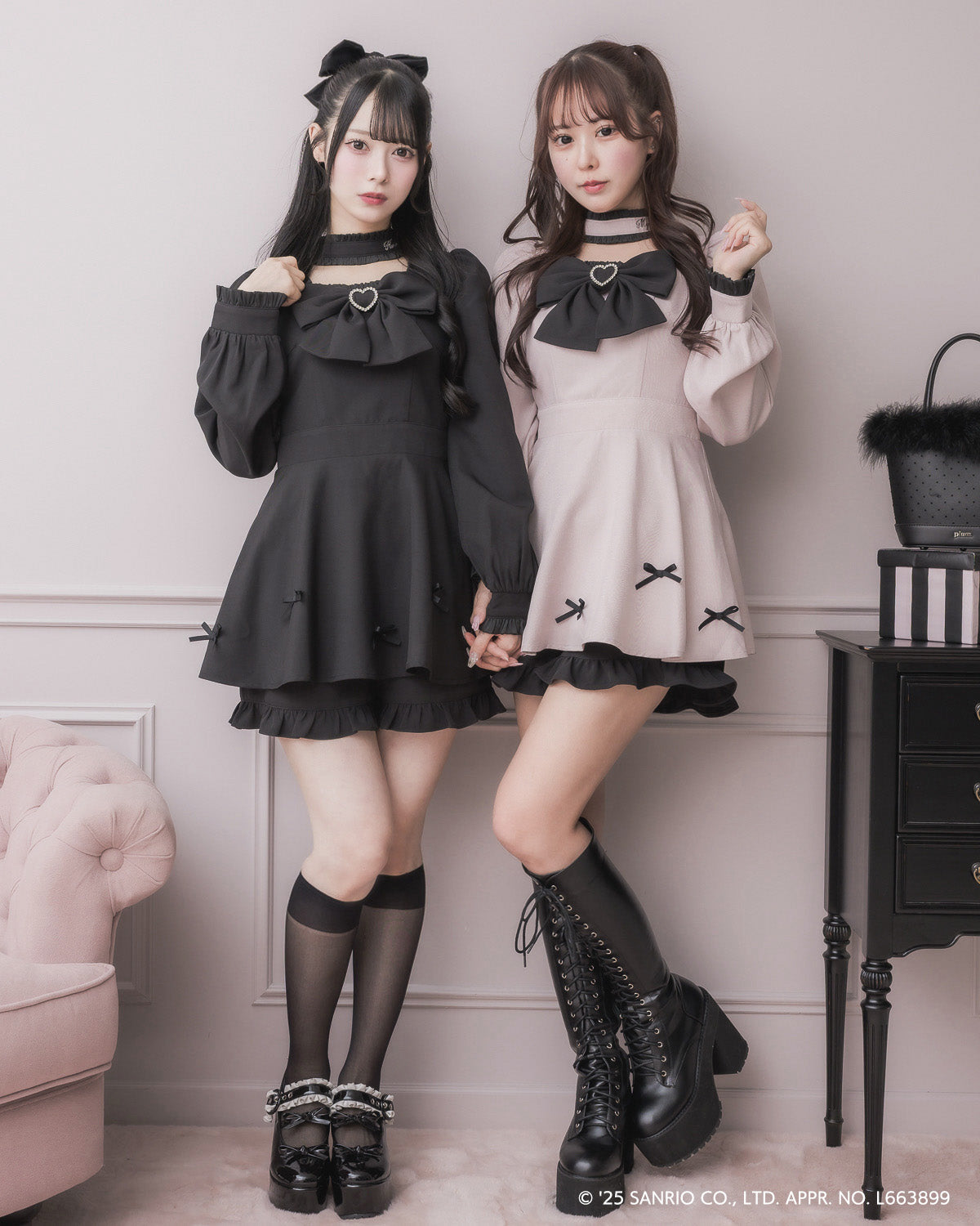 (左)モデル身長:155cm/着用カラー:クロミ(右)モデル身長:157cm/着用カラー:マイメロディ