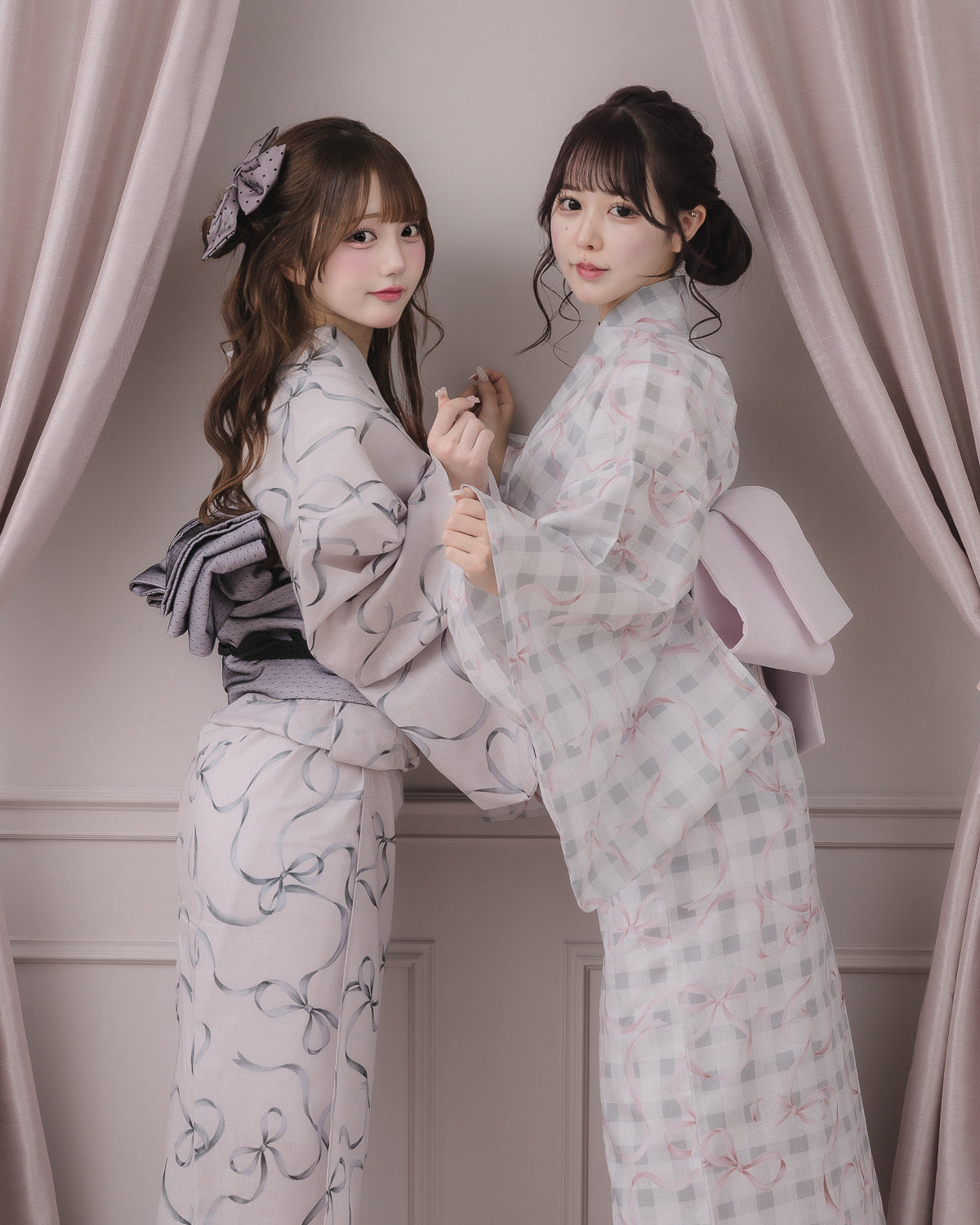 (左)モデル身長:160cm/着用カラー:ブラック(右)モデル身長:157cm/着用カラー:グレー