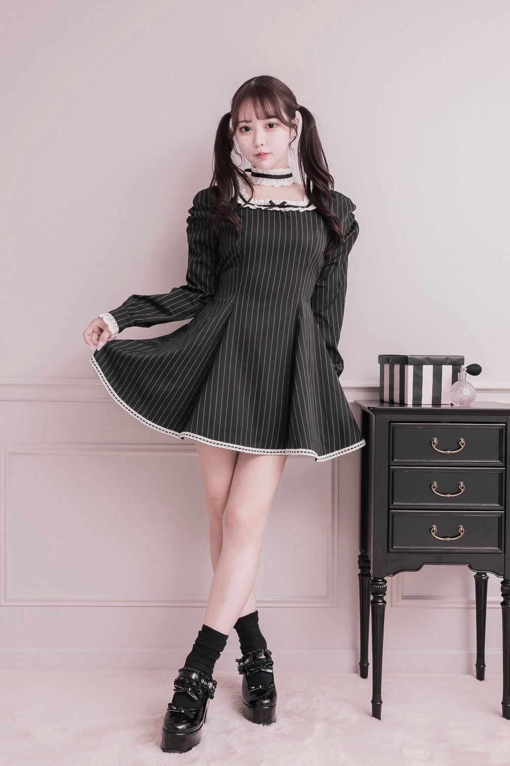 チョーカー付きコットンフリル長袖ワンピース