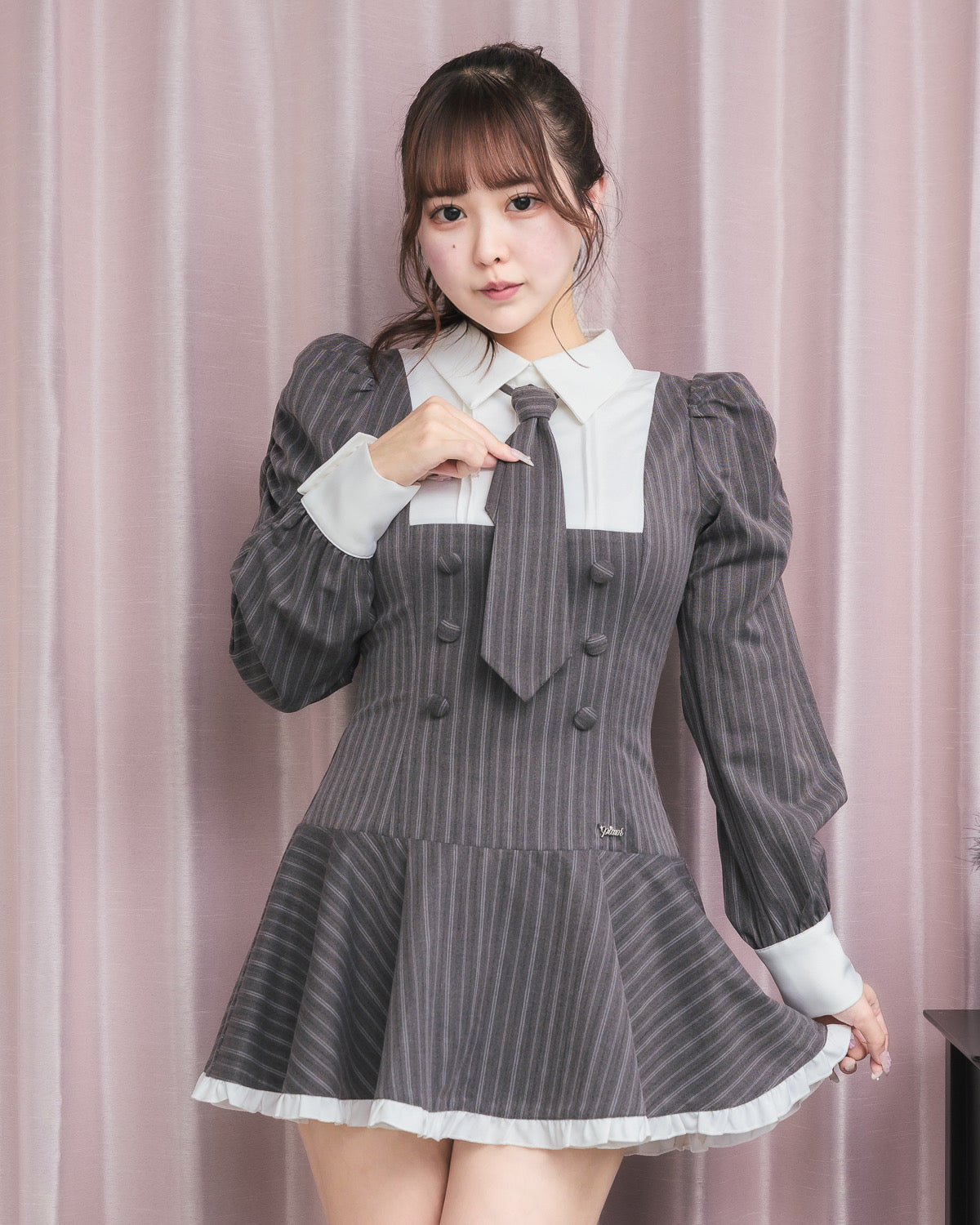 モデル身長:157cm/着用カラー:チャコールストライプ