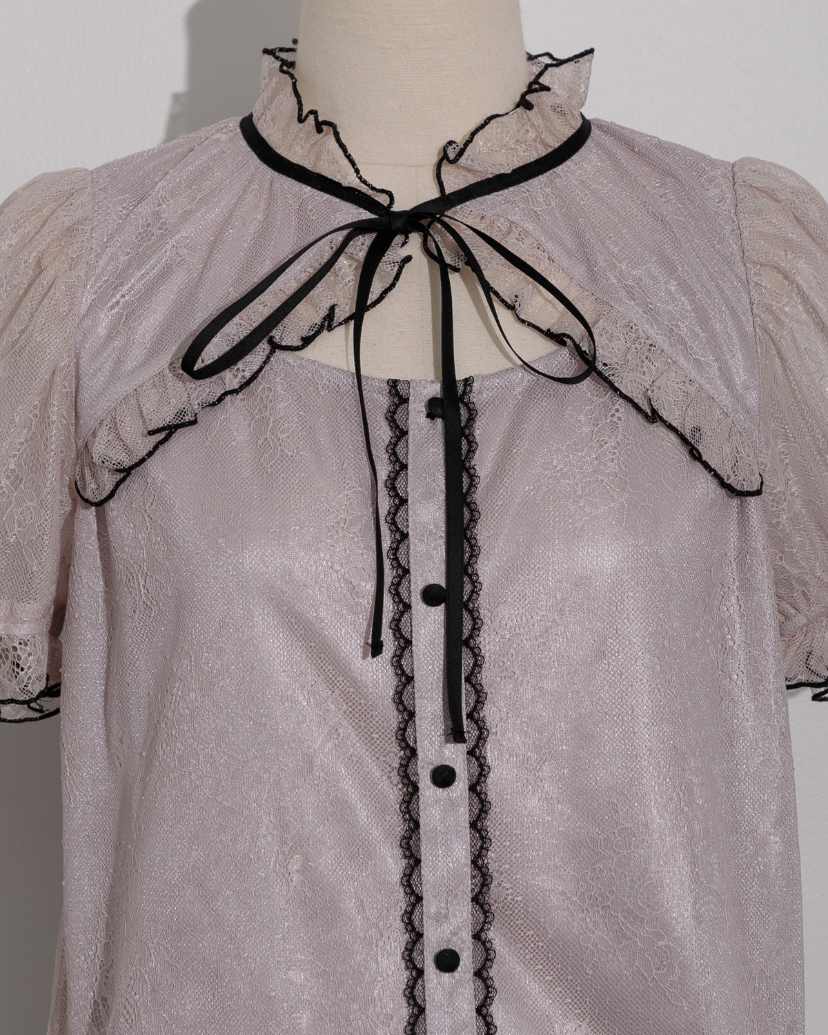 フロントボタンレースケープブラウス