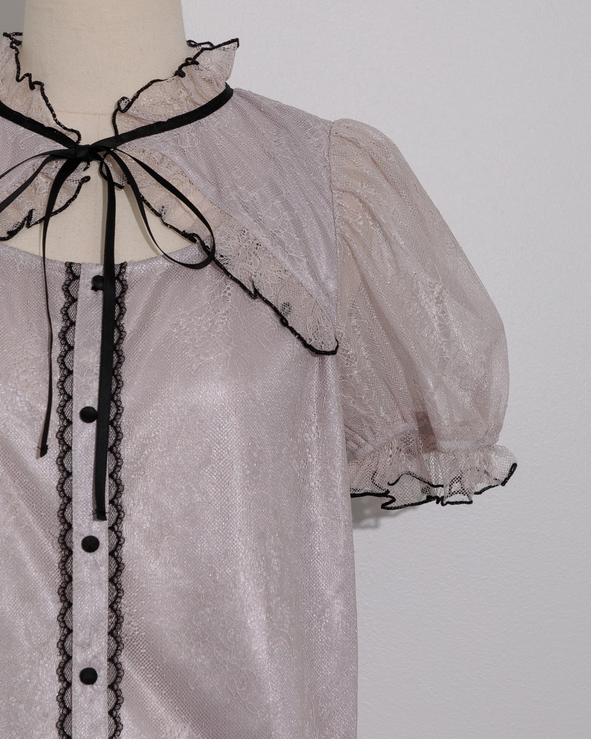 フロントボタンレースケープブラウス