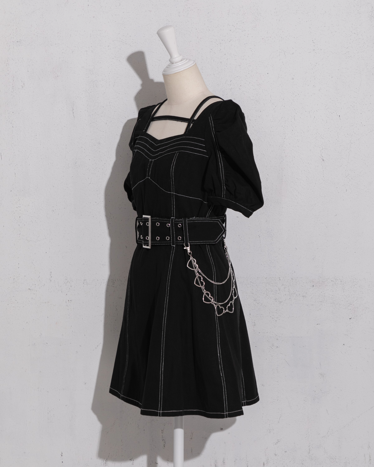 pium クロステープベルトミニワンピース ブラックデニム クロステープベルトミニワンピース – pium