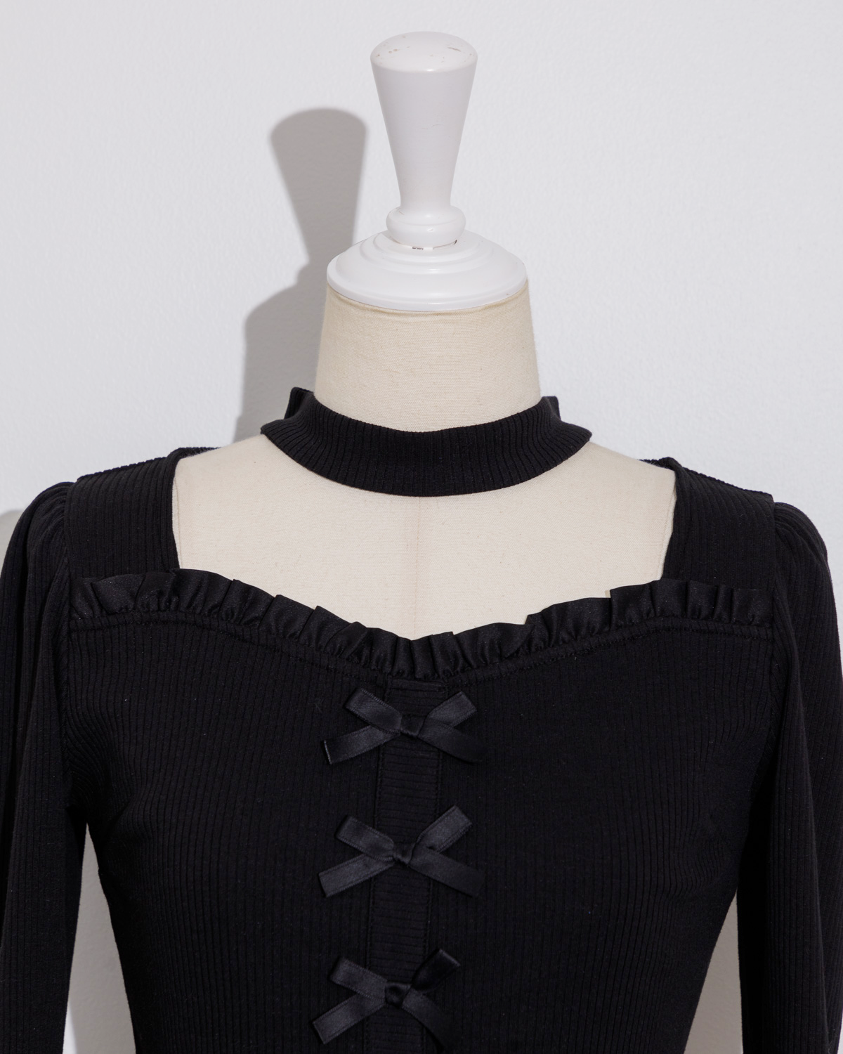 フロントリボンチョーカーカットソー