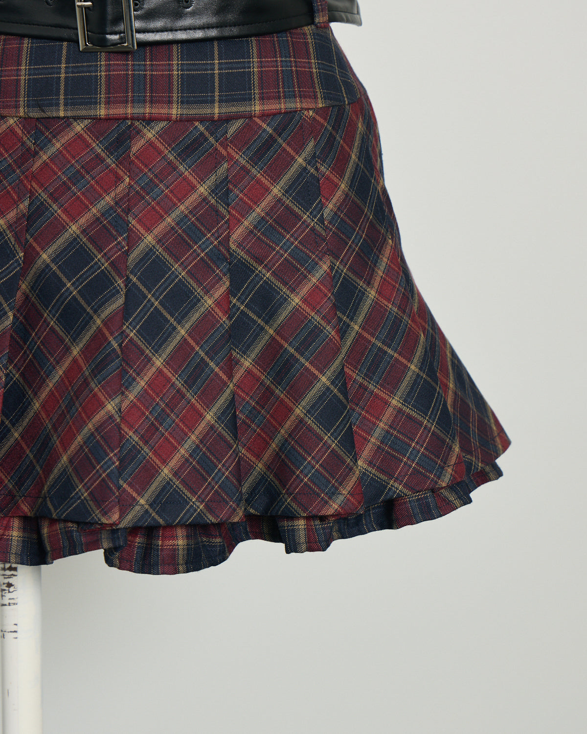 レザーベルト付きフリルプリーツスカート – pium