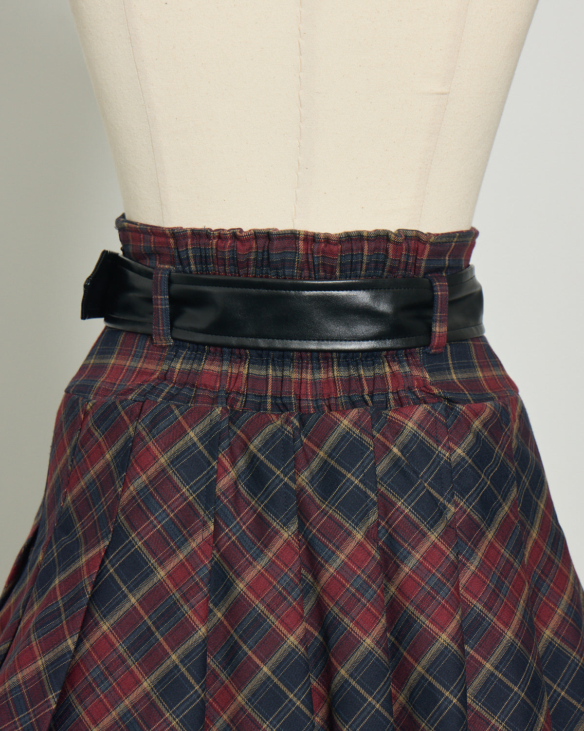 レザーベルト付きフリルプリーツスカート – pium