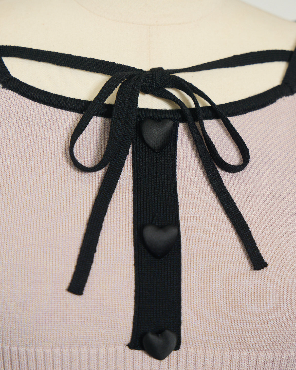 ウエストリブハートボタンニット