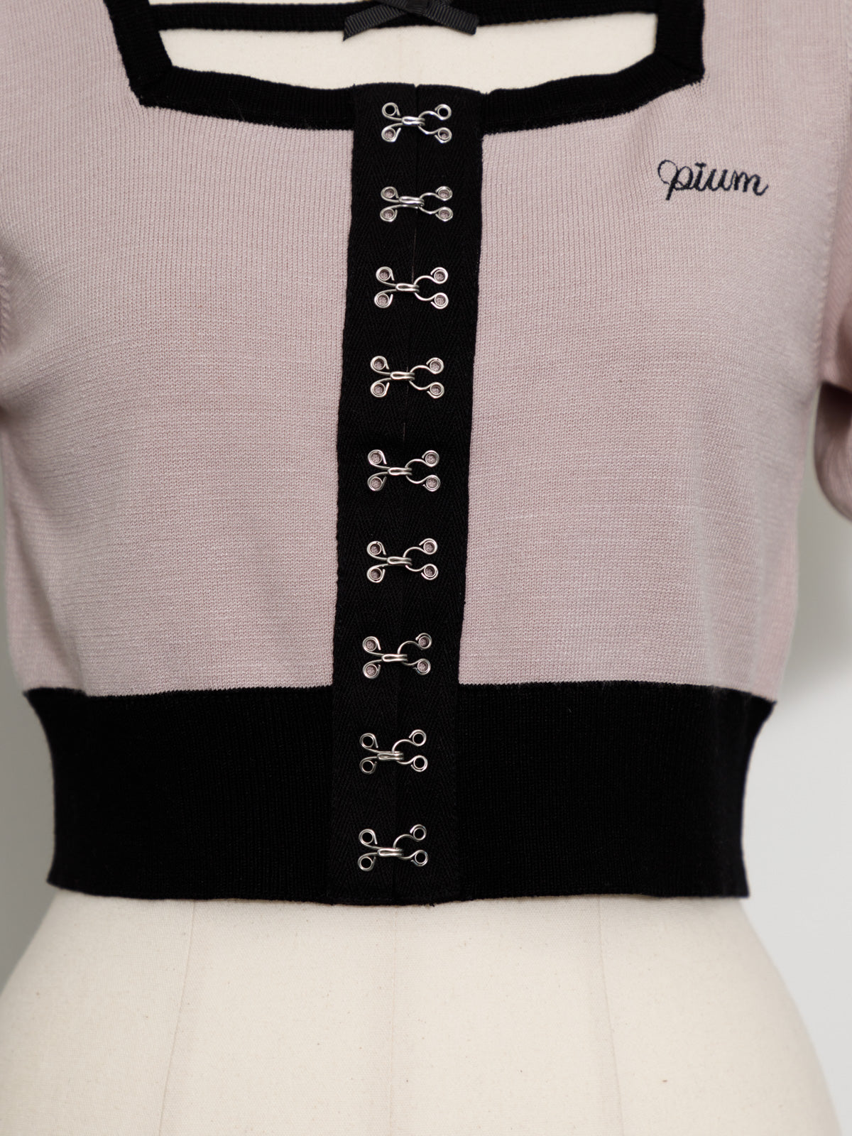 フロントホックリボンテープニット