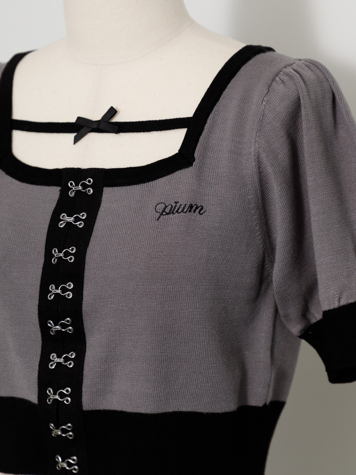 フロントホックリボンテープニット