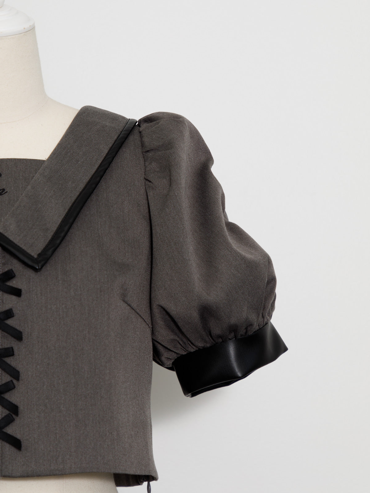 レザーパイピングフロントリボントップス