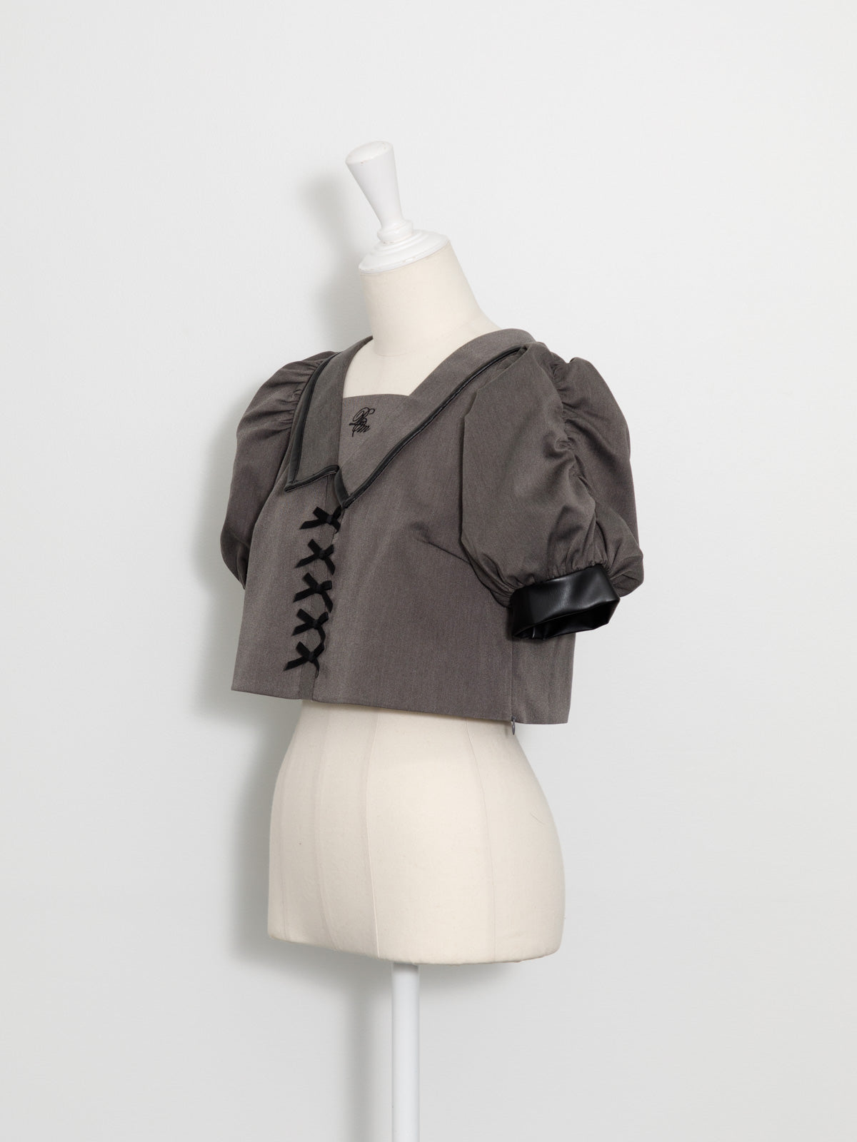 レザーパイピングフロントリボントップス