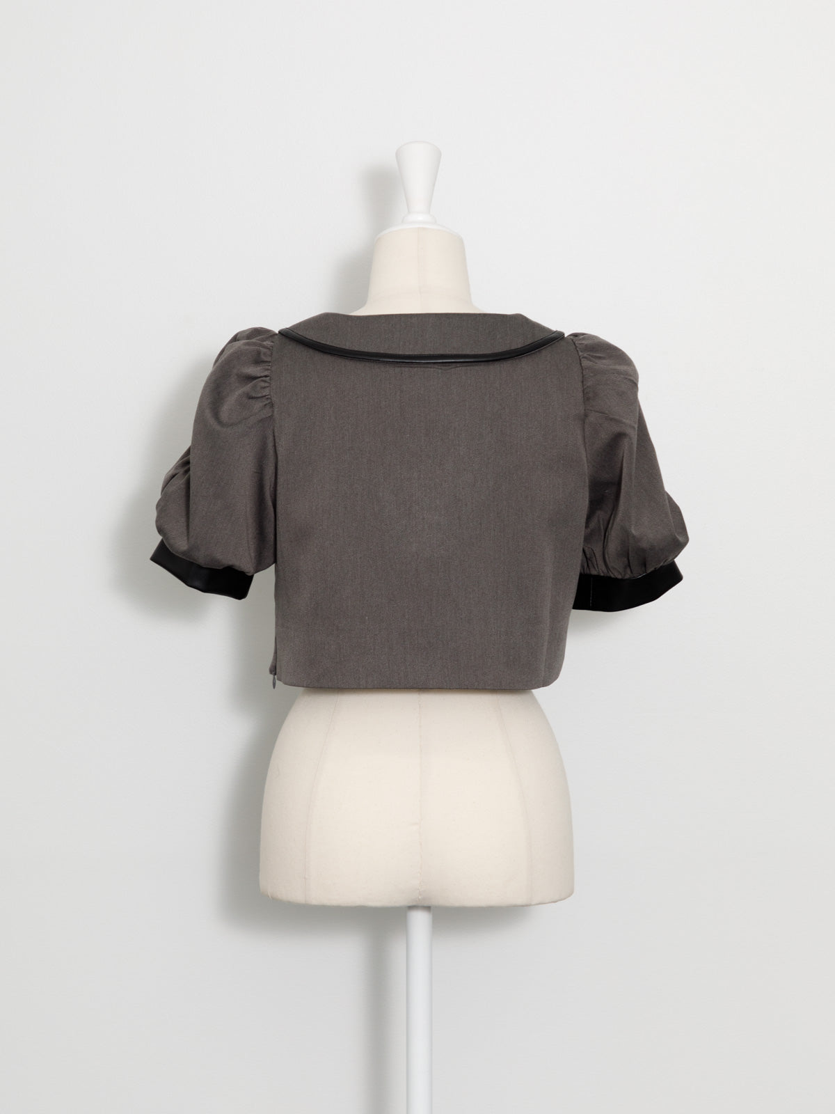 レザーパイピングフロントリボントップス