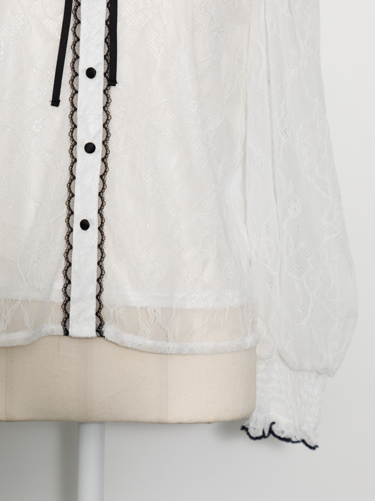 フリルカラーレースケープブラウス